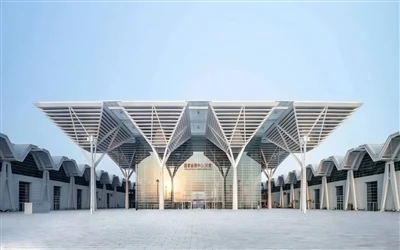 Робот Tianjin Lonyu світить на ярмарку міжнародної промисловості Тяньцзінь, щ...